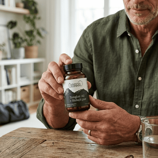 Un homme qui tient du tongkat ali et shilajit, gélule suisse
