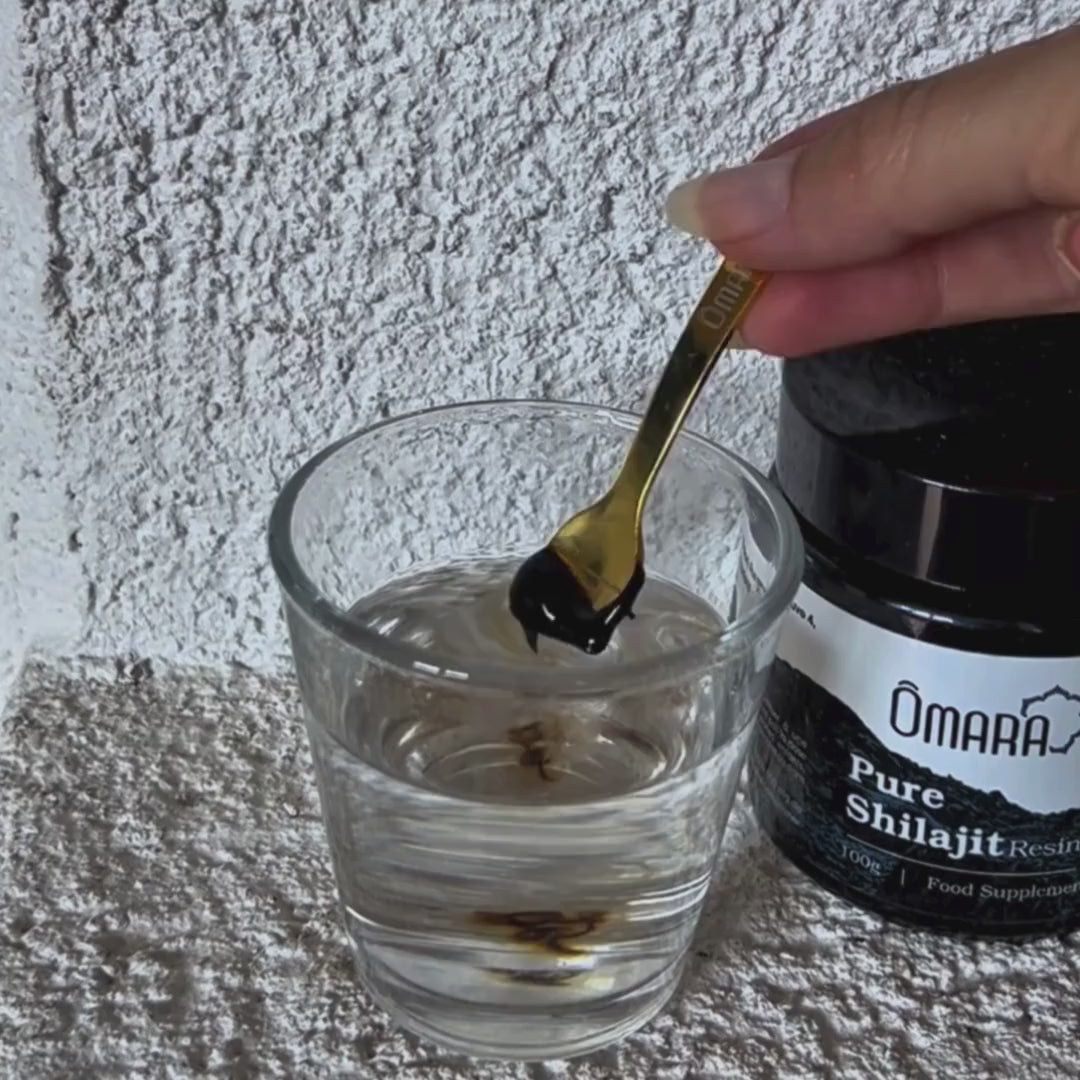 Vidéo de résine de Shilajit Ômara dans l'eau