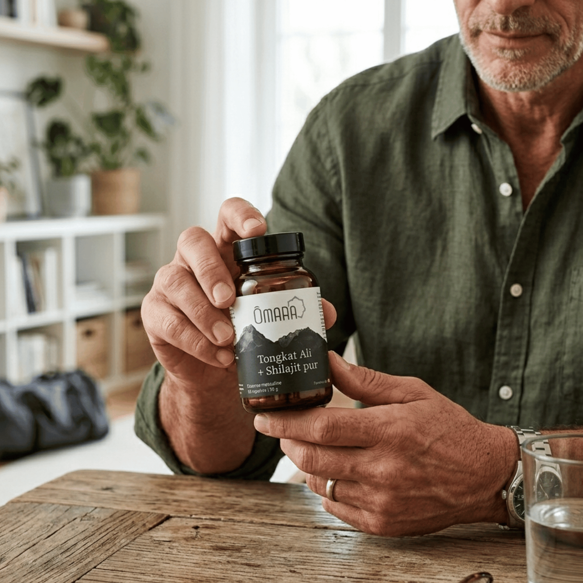 Un homme qui tient du tongkat ali et shilajit, gélule suisse